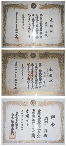 �\����E����